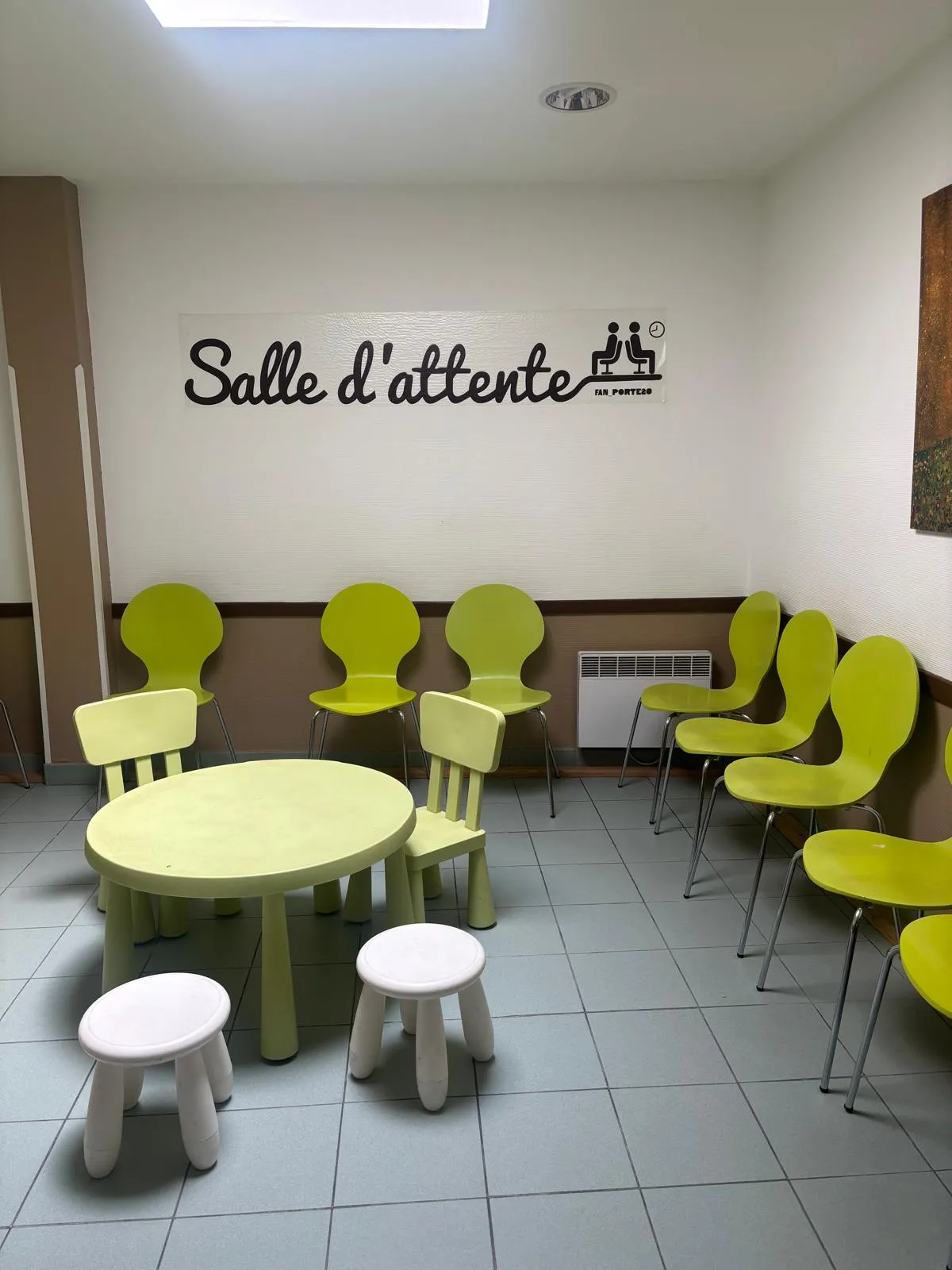 Salle d'attente du cabinet de Colomiers, avec un coin dédié aux enfants