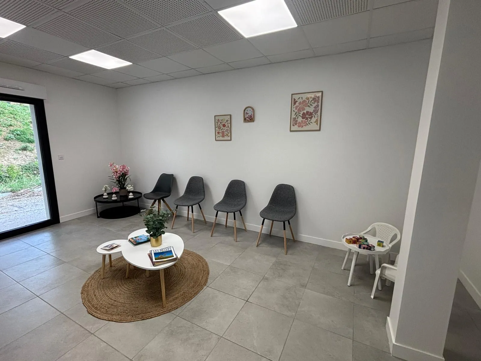 Salle d'attente de la Maison de Santé Lalou à Pechbonnieu, avec un coin dédié aux enfants