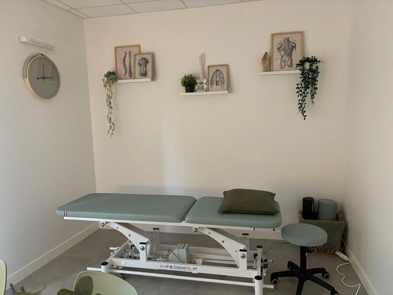 Salle de consultation du cabinet d'ostéopathie de Pechbonnieu, au sein de la Maison de Santé Lalou